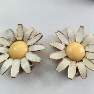 Vtg Weiss Signed Daisy Clip Earrings